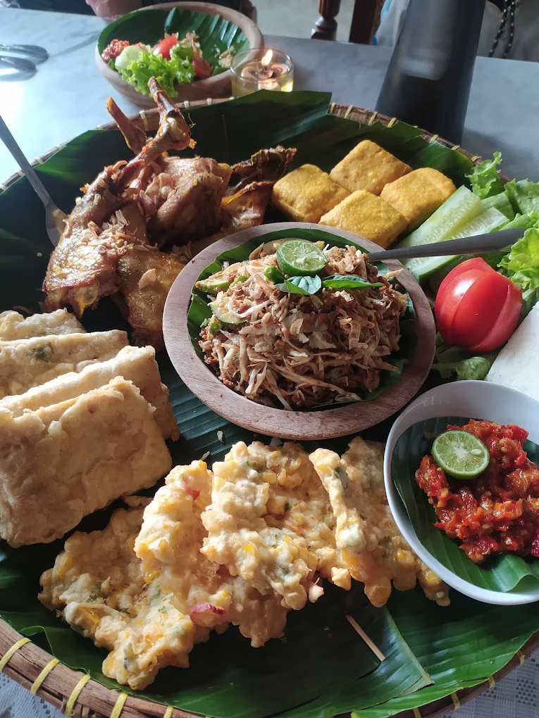 Tampah karedok, ayam goreng, tahu dan bakwan untuk makan bersama