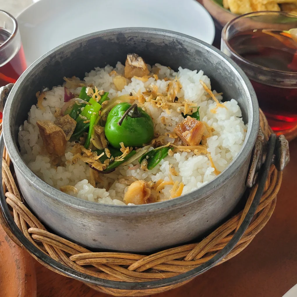 Nasi liwet dengan teri dalam panci kastrol